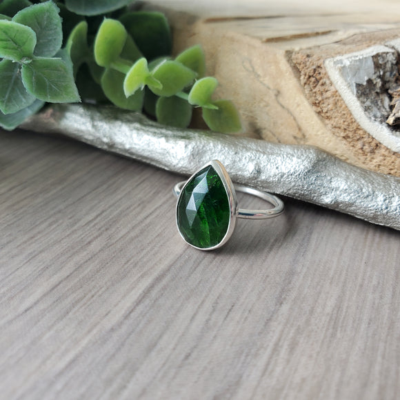 Chrome Diopside Ring, Faceted, Teardrop